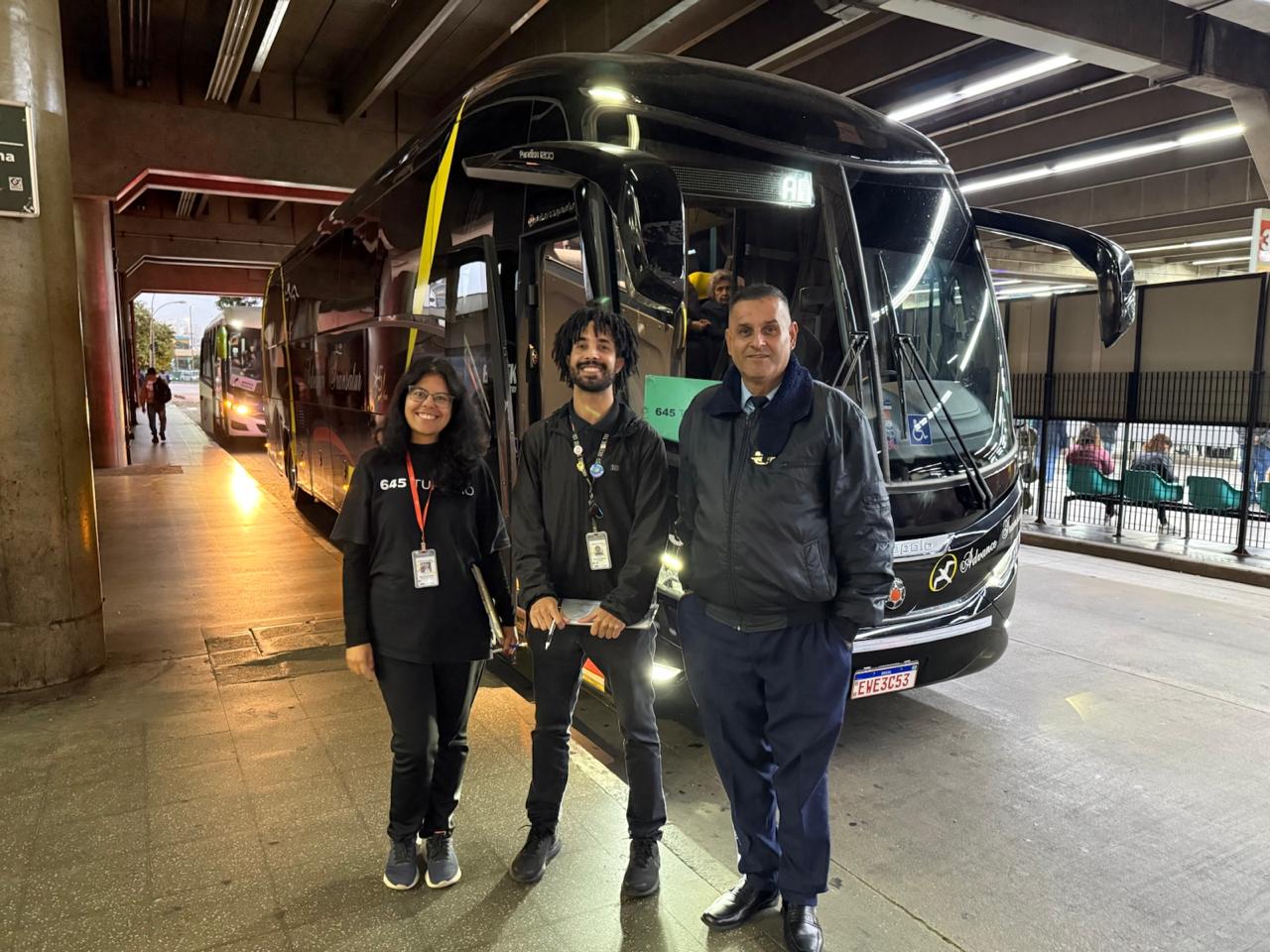Equipe da 645 Turismo no embarque de um grupo