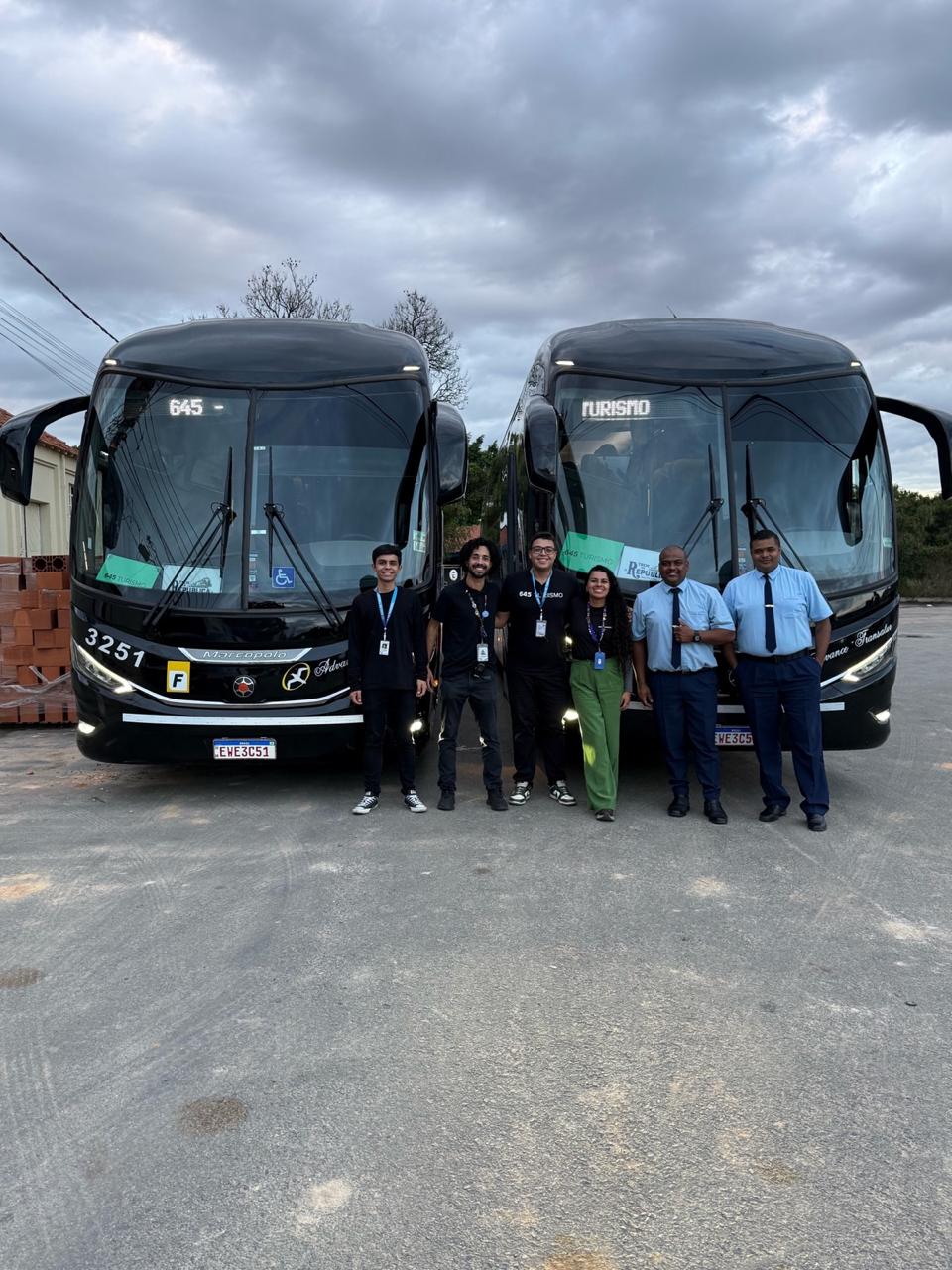 Equipe da 645 Turismo com a frota