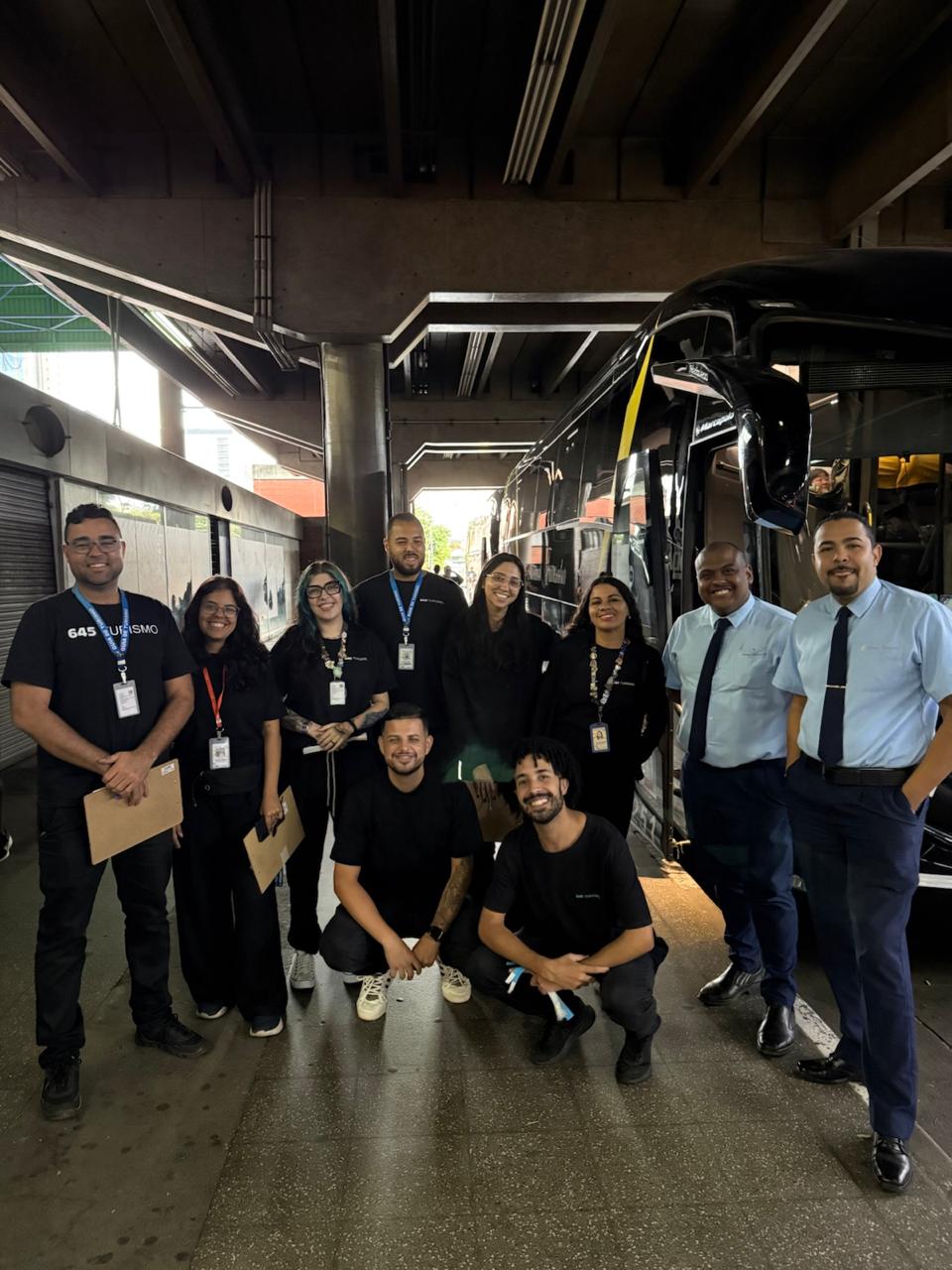 Equipe da 645 Turismo no embarque